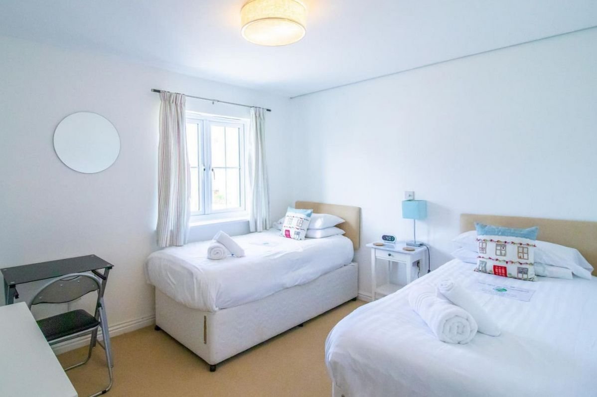 Twin bedroom at Beachside Cottage with two single beds and coastal décor